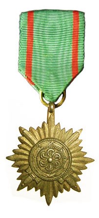 Eastern Peoples Medal 2nd Class in Gold with Swords for Valor